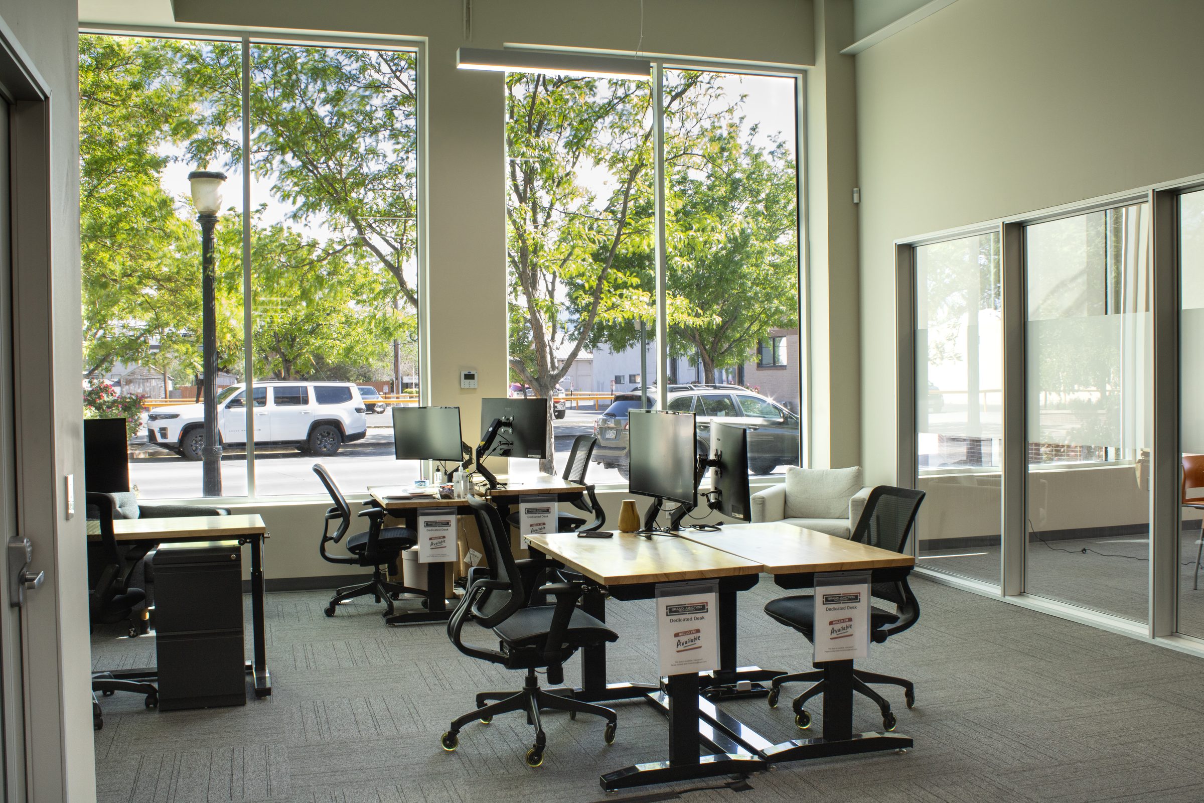 Flex desks at 734 Main